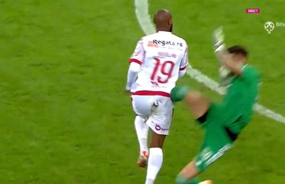 Cum a scăpat Gurău de eliminare? Decizie controversată a lui Feșnic în Dinamo - FCU Craiova