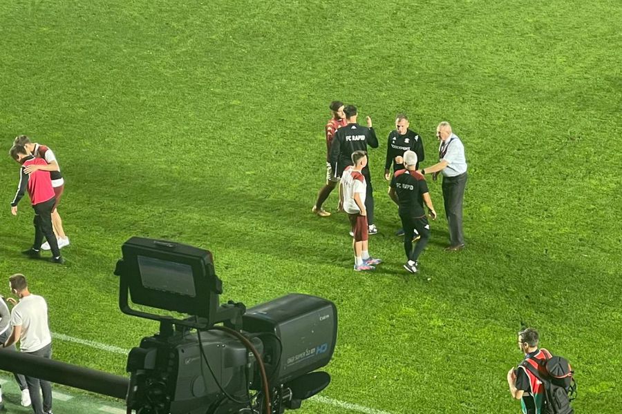 8 detalii de la Rapid - CFR Cluj 3-1 » Gestul lui Rrahmani de la gol + indicații de la antrenorul portarilor