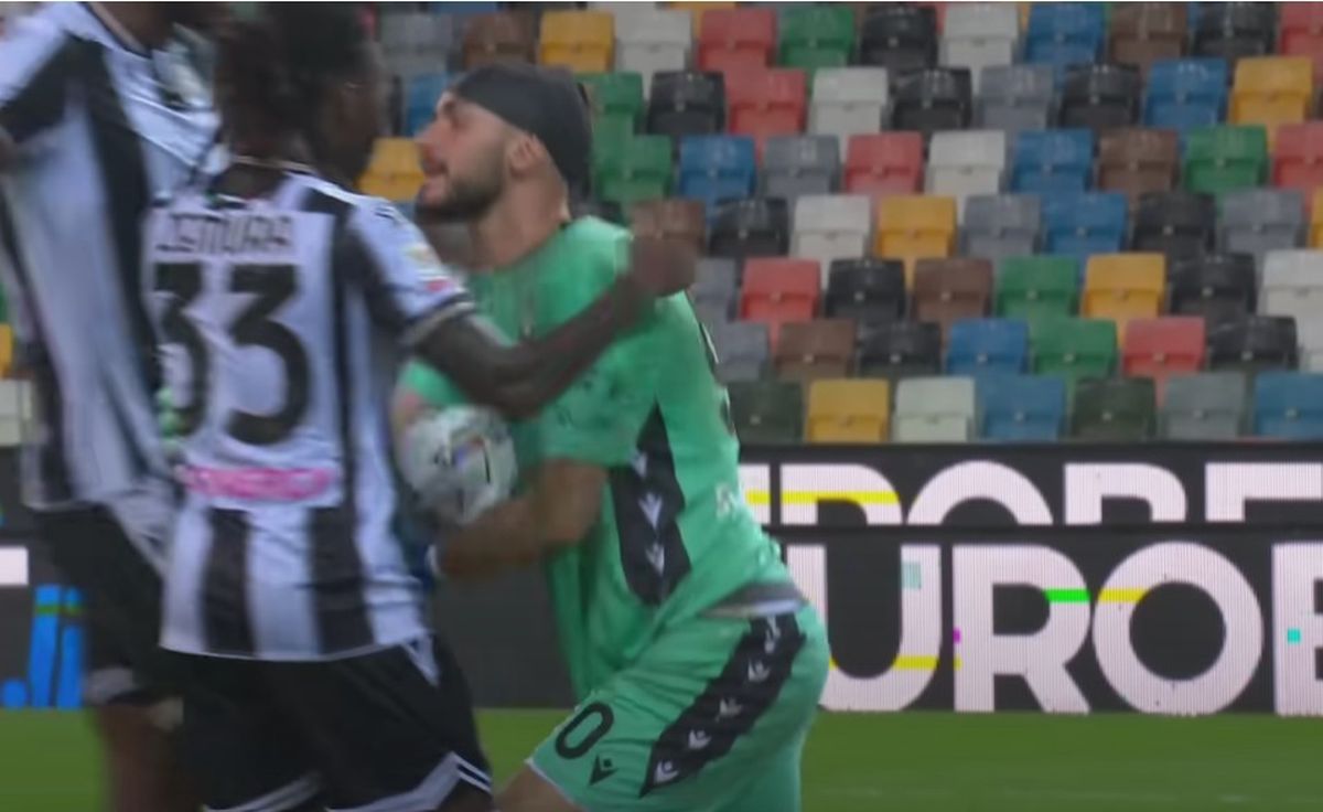 Răzvan Sava apără un penalty chiar la debutul în poarta lui Udinese