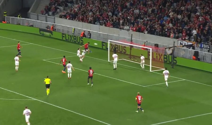 Olivier Giroud plutește în careul lui Brann Bergen și marchează cu capul la colțul scurt / Foto: Captură TV Bătaie pe tricoul celui mai bătrân marcator francez: „Dacă Ronaldo era lăudat pentru cât de sus a sărit...”