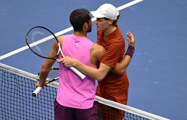 Jannik Sinner recunoaște superioritatea lui Carlos Alcaraz în acest sezon: „Merită să fie numărul 1 mondial, e foarte simplu”