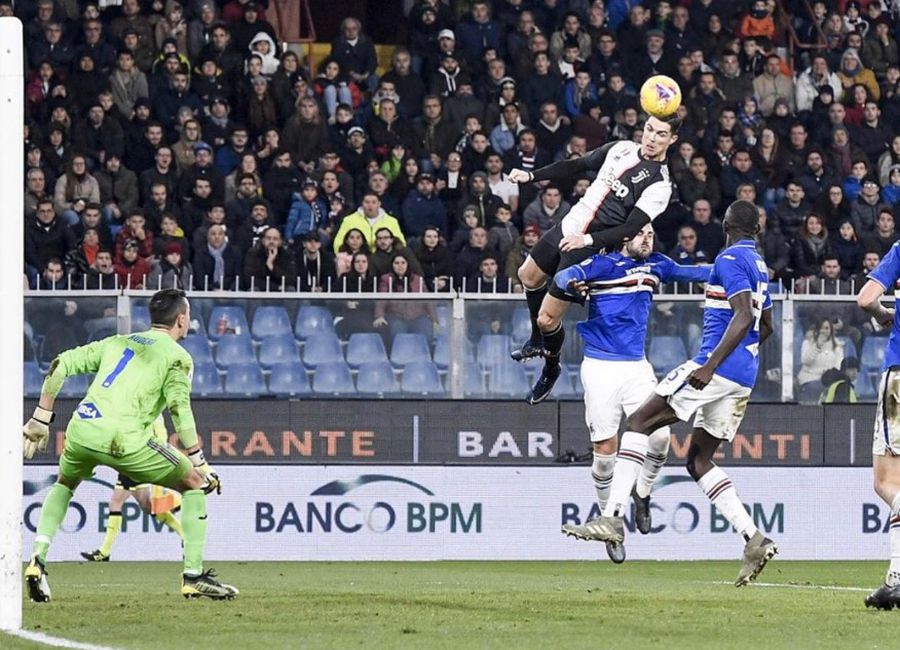 Golul marcat cu capul în decembrie 2019 de Cristiano Ronaldo pentru Juventus în poarta Sampdoriei / Foto: X Bătaie pe tricoul celui mai bătrân marcator francez: „Dacă Ronaldo era lăudat pentru cât de sus a sărit...”