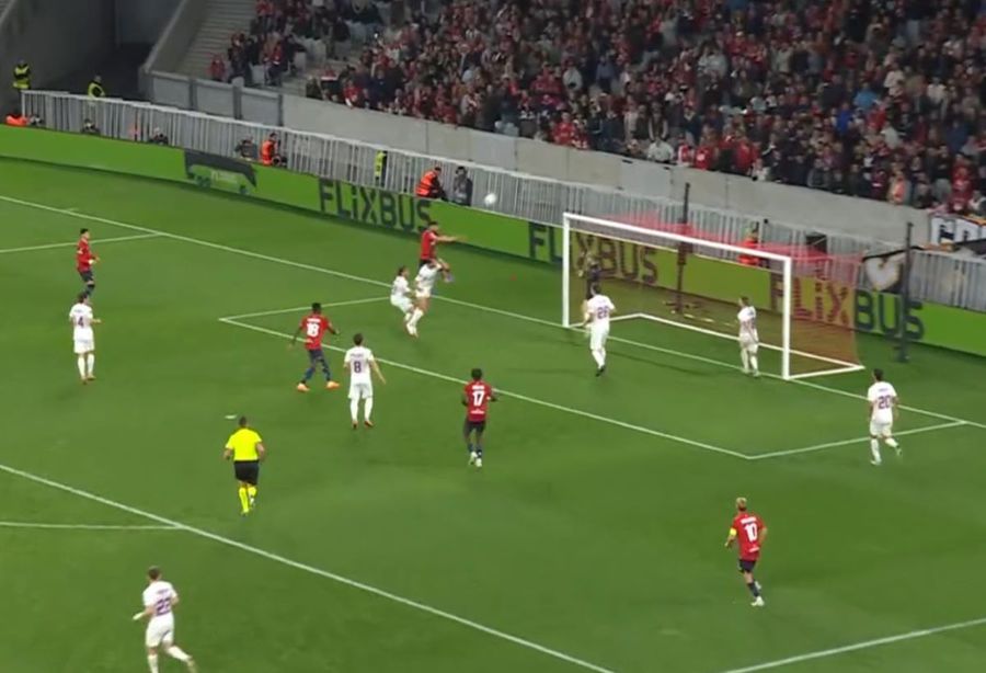 Olivier Giroud plutește în careul lui Brann Bergen și marchează cu capul la colțul scurt / Foto: Captură TV Bătaie pe tricoul celui mai bătrân marcator francez: „Dacă Ronaldo era lăudat pentru cât de sus a sărit...”