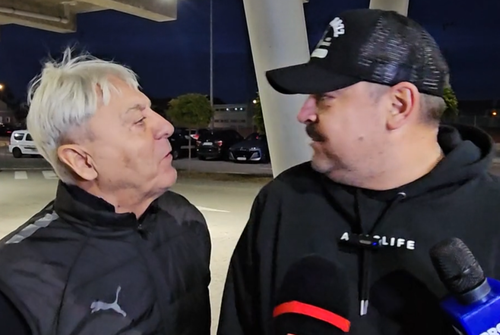 Mare fan al oltenilor, Mihai Bobonete dădea declarații înaintea meciului Universitatea Craiova - Dinamo, timp în care a fost întrerupt de Sorin Cârțu, președintele onorific al clubului, și patronul Mihai Rotaru.