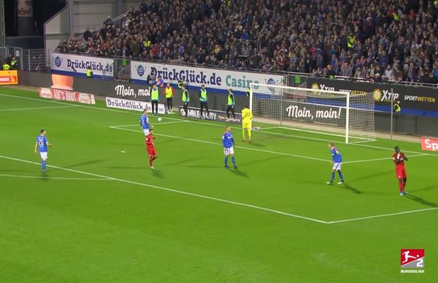 KIEL - BOCHUM 2-1 // VIDEO Așa ceva nu vezi în fiecare zi » O rezervă a comis un penalty în Germania! Cum a fost posibil