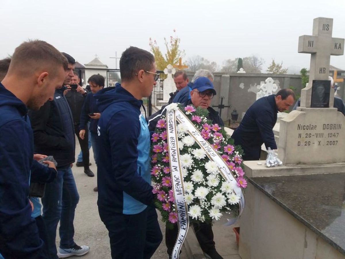 VIDEO+FOTO 12 ani fără Nicolae Dobrin » FC Argeș l-a comemorat pe „Gâscan” la cimitirul Sfântu Gheorghe