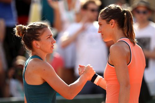 Simona Halep și Andrea Petkovic, după un meci câștigat de Simo la Roland Garros 2018, foto: Guliver/gettyimages