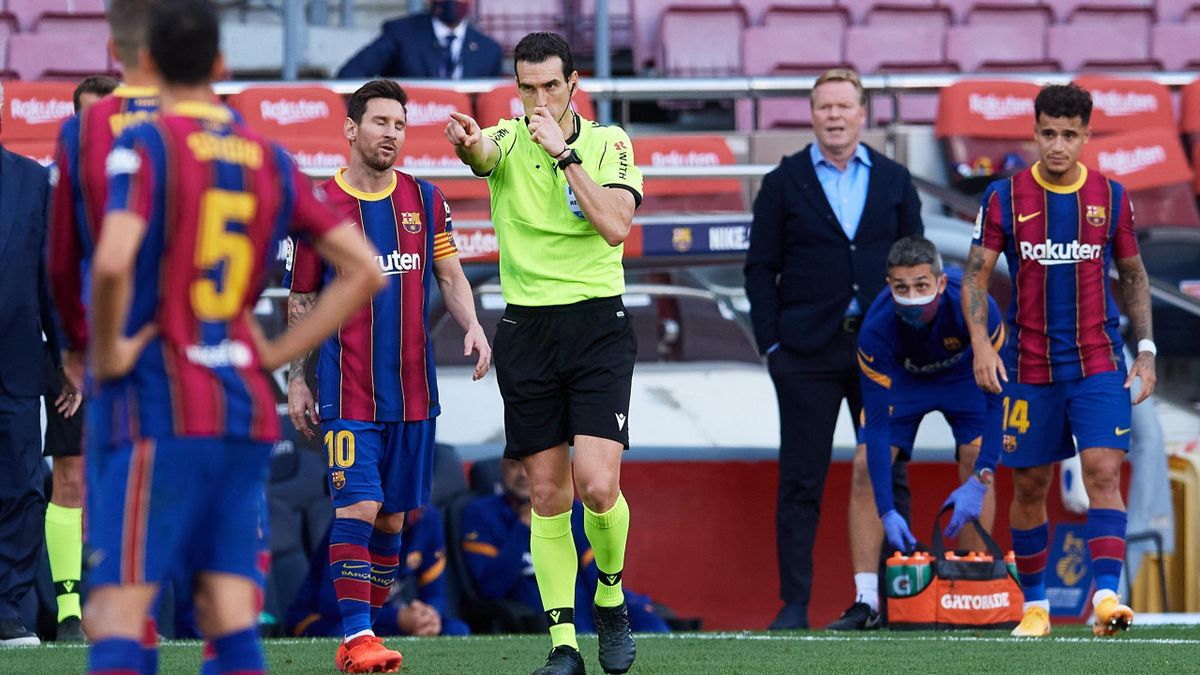 Scandal în Spania! Ce i-a spus asistentul centralului din El Clasico, înainte de penalty-ul dictat împotriva Barcelonei