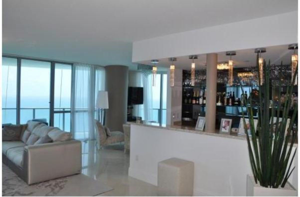 FOTO Cristi Borcea și-a vândut apartamentul din Miami » Ce profit a scos și cum arată penthouseul