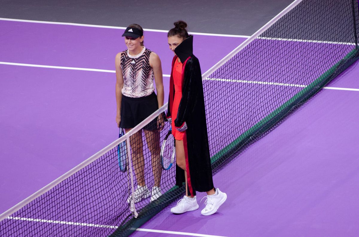 Două momente memorabile la Transylvania Open » Jucătoare din România costumată în Dracula + Antrenor surprins citind în tribune