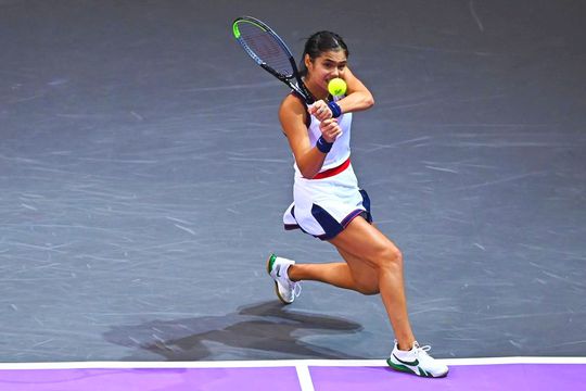 Emma Răducanu (18 ani, 23 WTA) a învins-o pe Polona Hercog (30 de ani, 123 WTA, scor 4-6, 7-5, 6-1, în primul tur de la Transylvania Open. Este prima victorie din carieră pe tabloul principal al unui turneu WTA standard.