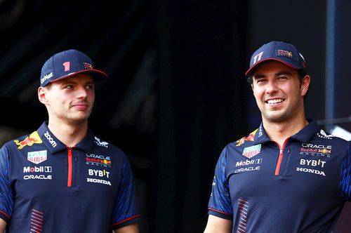 Max Verstappen, în stânga, alături de Sergio Perez // foto: Imago Images