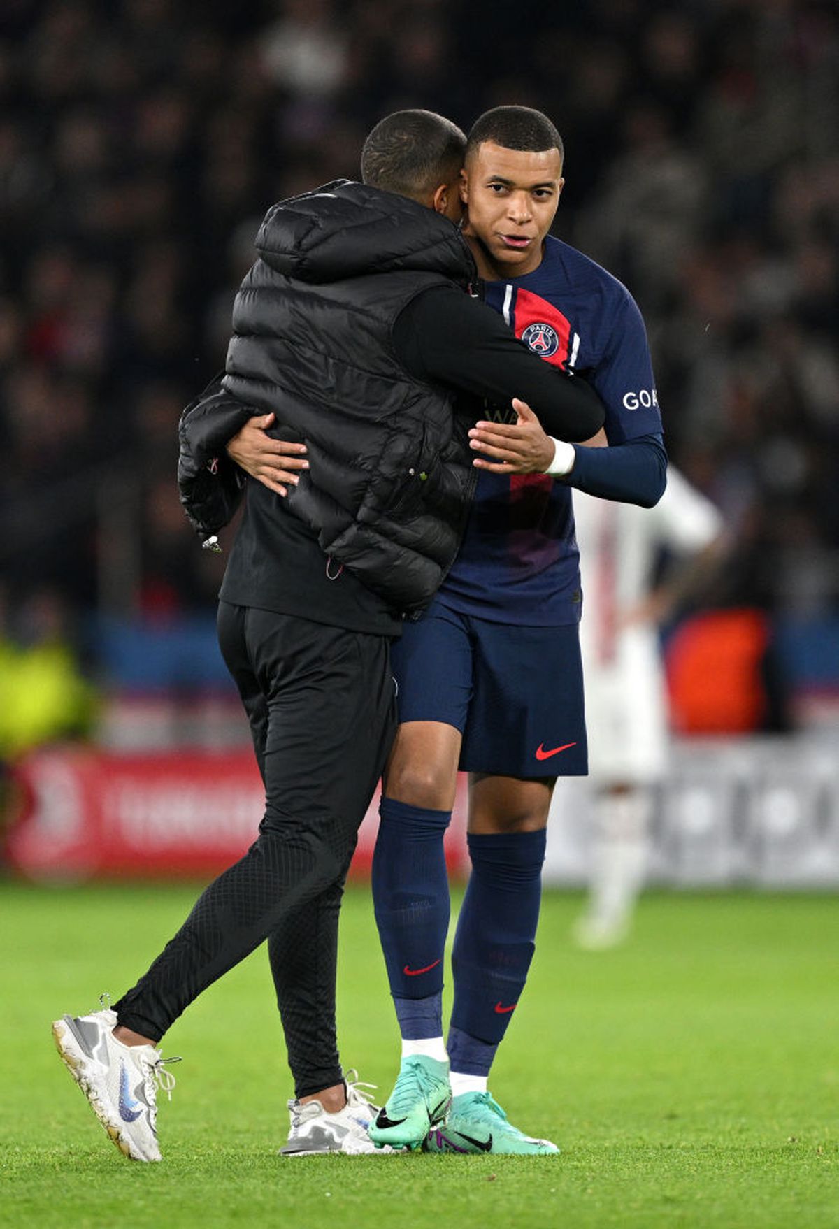 Kylian Mbappe, îmbrățișat de un fan în PSG - Milan