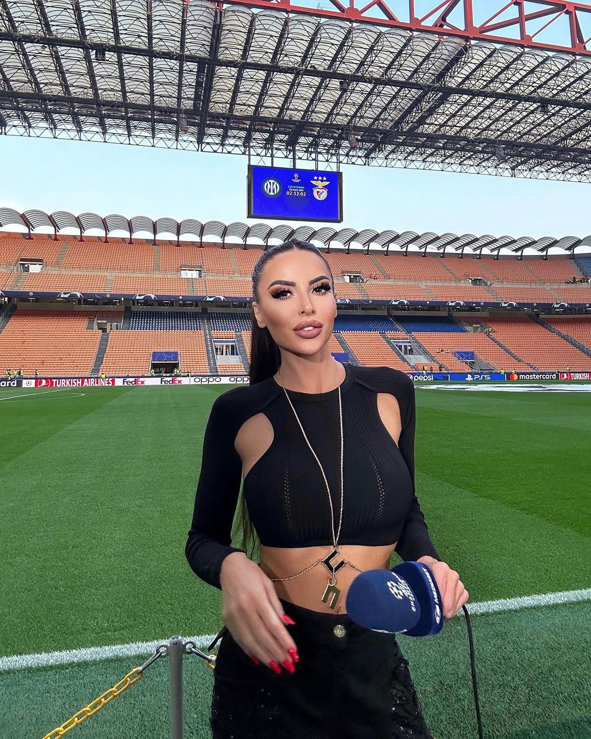 Sosia lui Kim Kardashian e jurnalistă și a uimit cu apariția la meciul de UCL