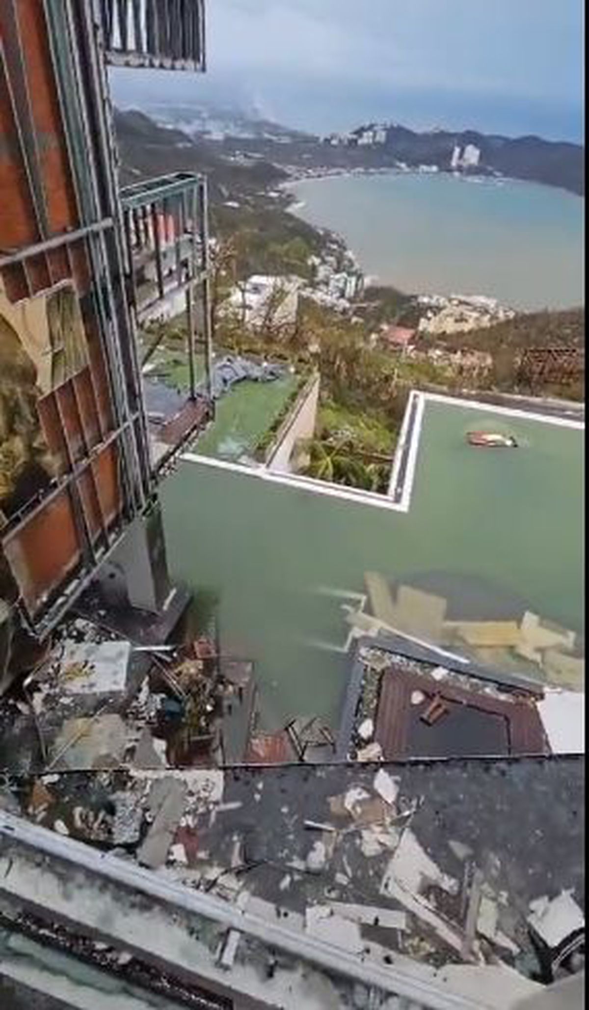 Arena de 5 stele, devastată de cea mai puternică furtună din istoria țării » Imagini cu prăpădul lăsat în urmă