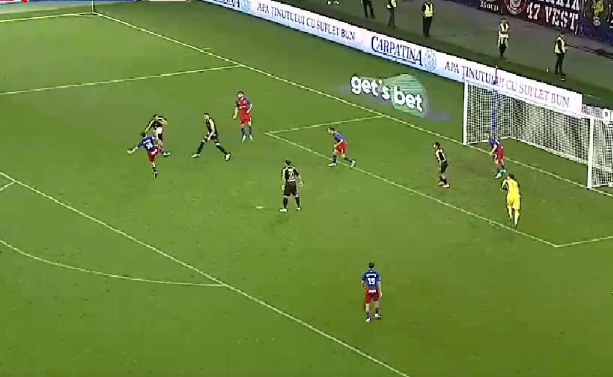 Gol de cascadorii râsului în CSA Steaua - Ceahlăul: autor, fostul dinamovist Mihai Neicuțescu