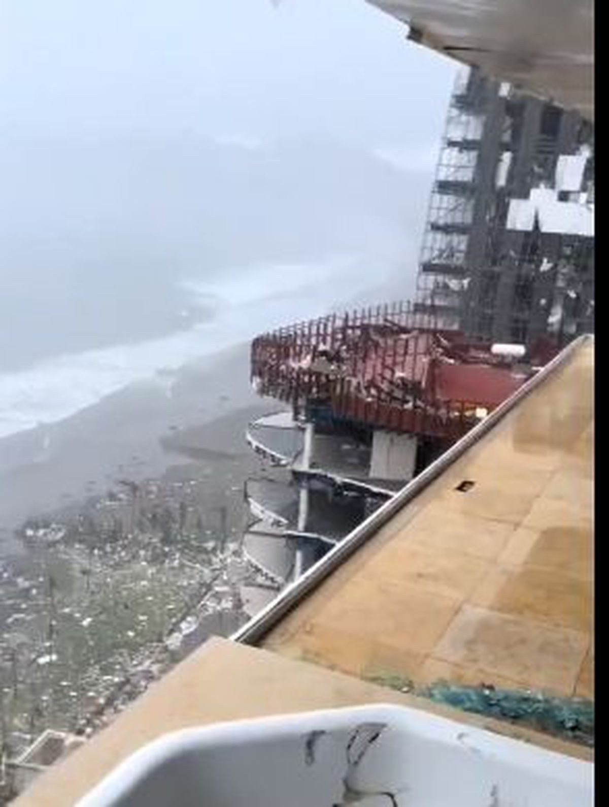 Arena de 5 stele, devastată de cea mai puternică furtună din istoria țării » Imagini cu prăpădul lăsat în urmă