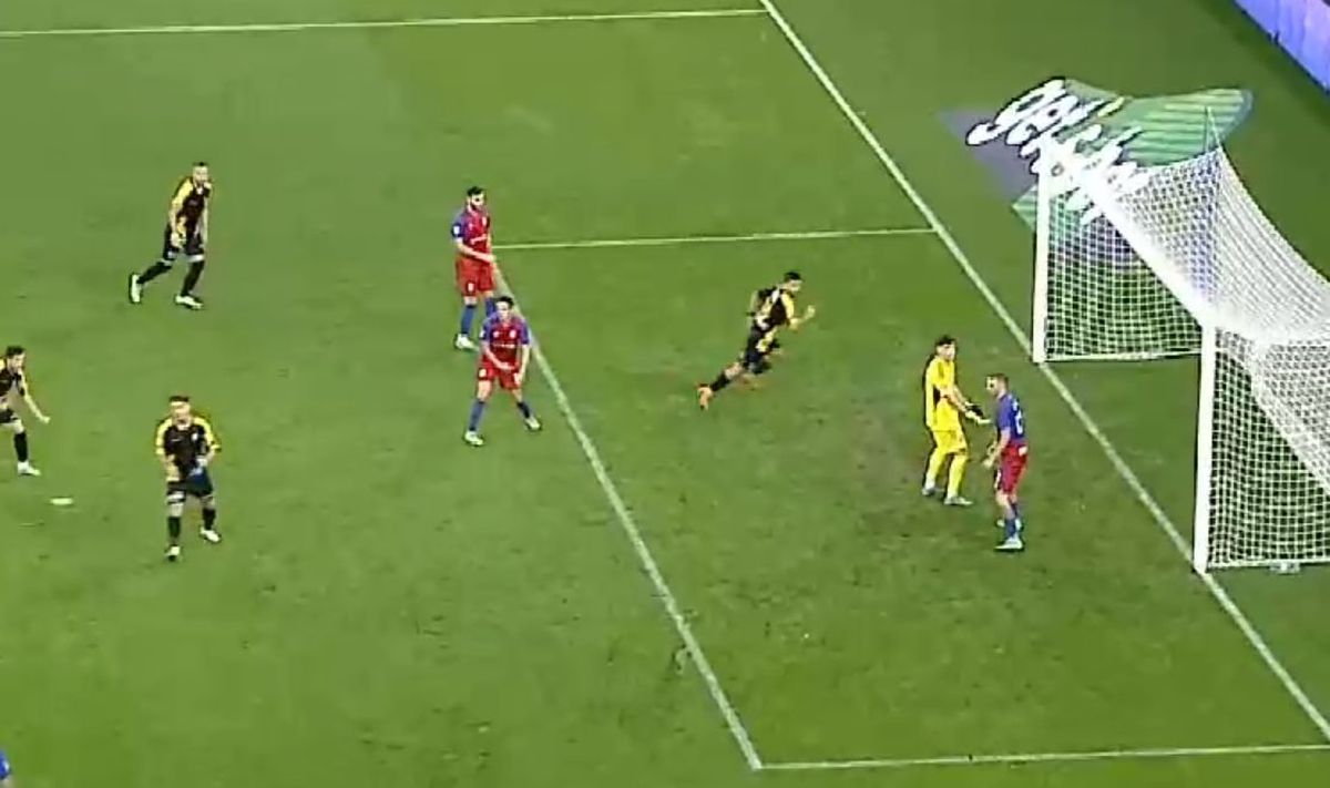 Gol de cascadorii râsului în Steaua - Ceahlăul » Portarul „militarilor” a privit cum mingea intră agonizant în poartă