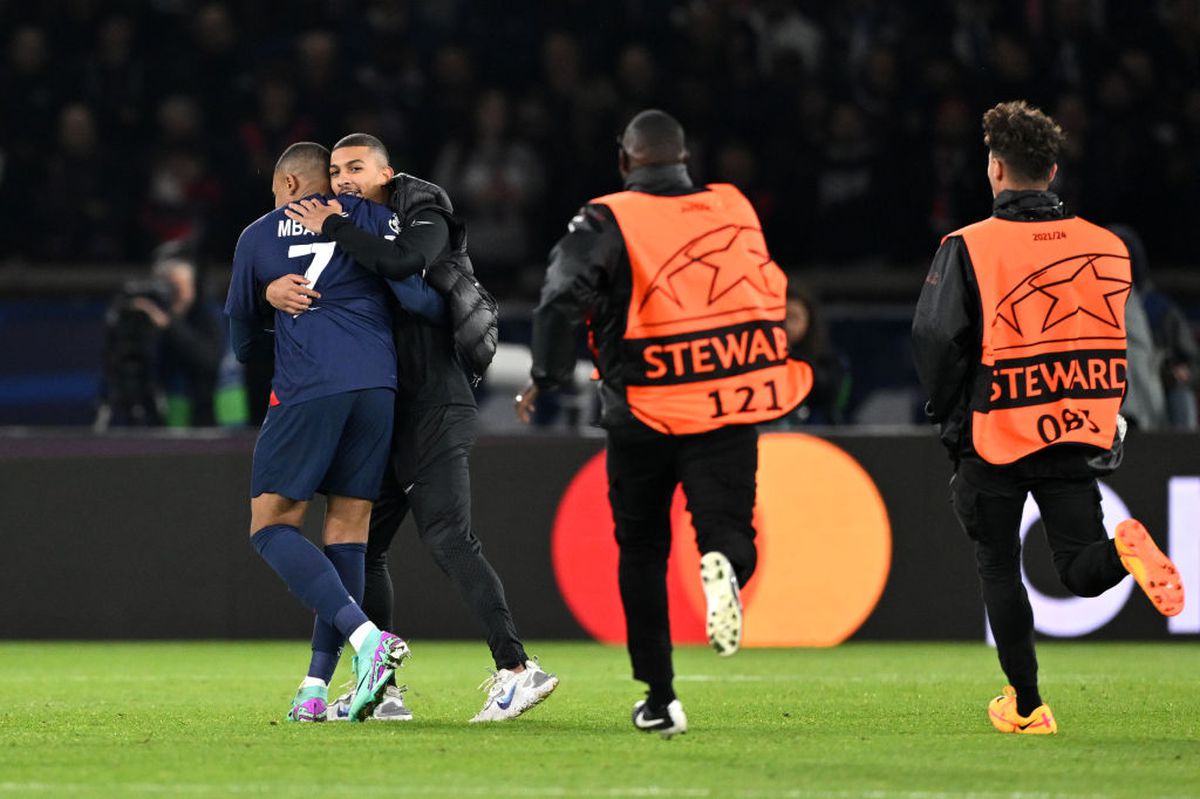 Kylian Mbappe, îmbrățișat de un fan în PSG - Milan