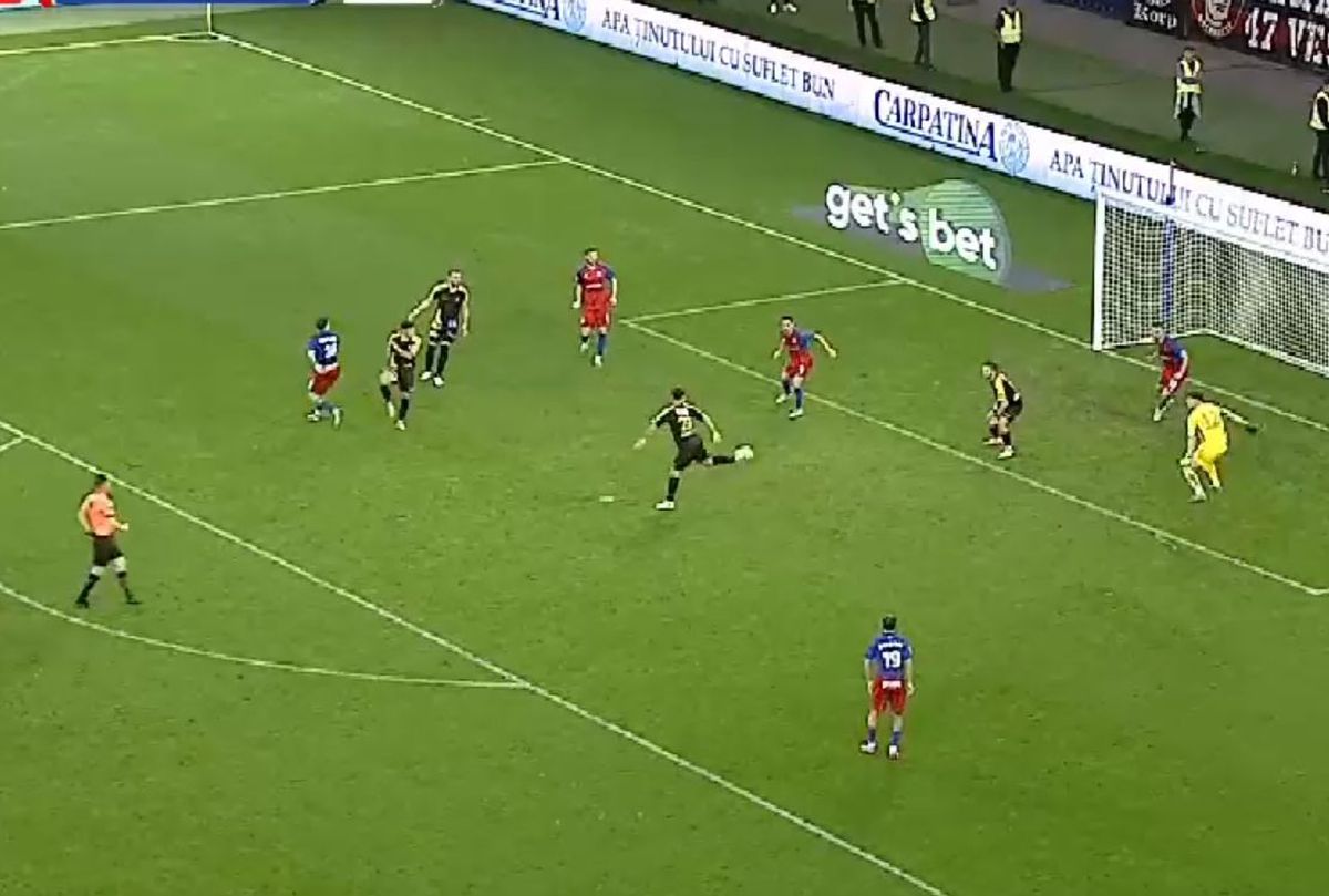 Gol de cascadorii râsului în Steaua - Ceahlăul » Portarul „militarilor” a privit cum mingea intră agonizant în poartă