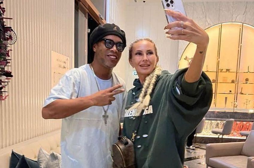 Crina Abrudan, soția fostului internațional Gabi Popescu, s-a fotografiat alături de Ronaldinho, în timpul vacanței petrecute în Dubai.