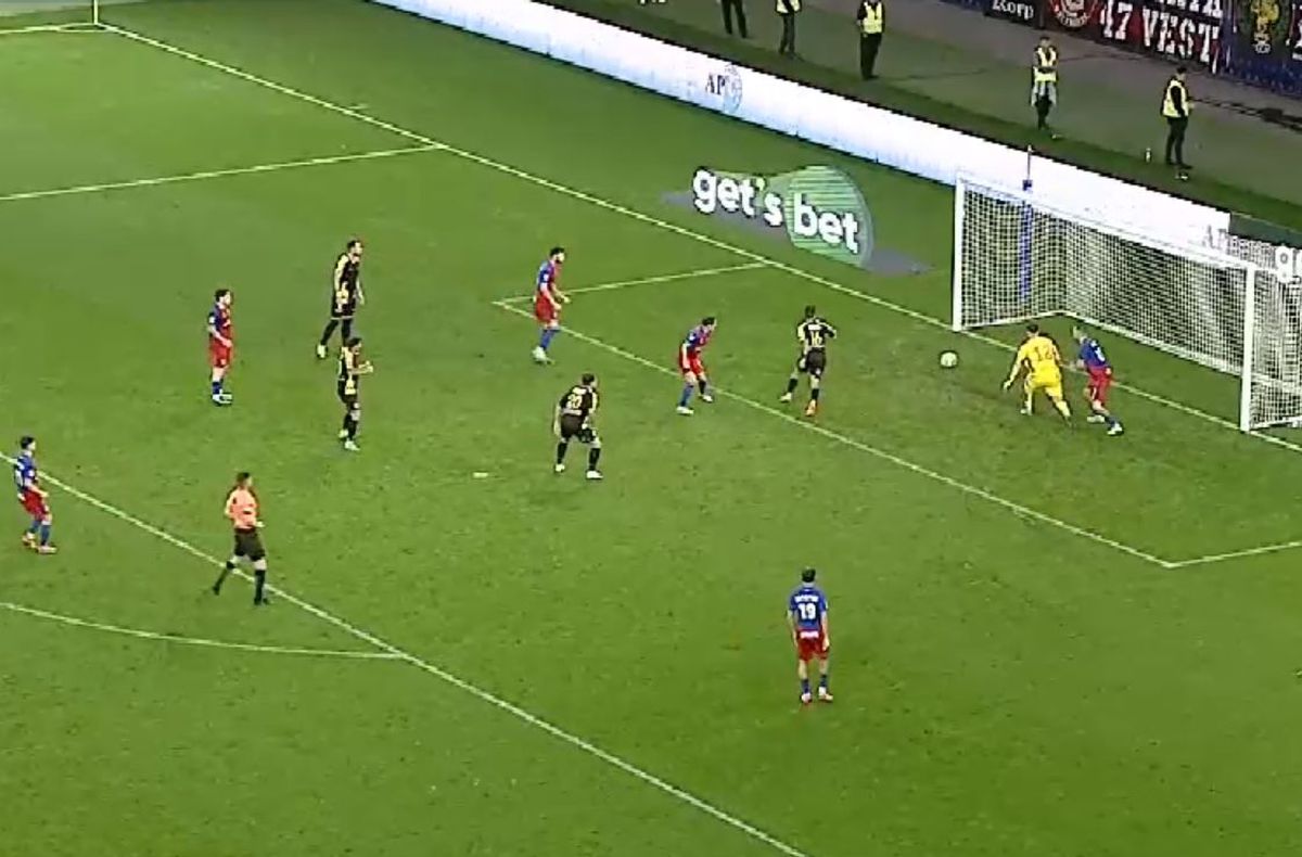 Gol de cascadorii râsului în Steaua - Ceahlăul » Portarul „militarilor” a privit cum mingea intră agonizant în poartă
