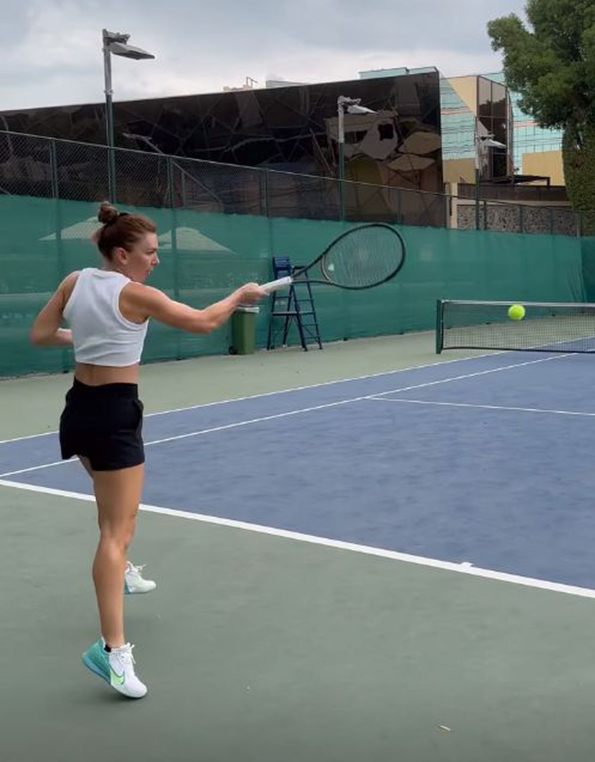 Se mișcă bine în continuare » Simona Halep, apariție spectaculoasă pe terenul de tenis