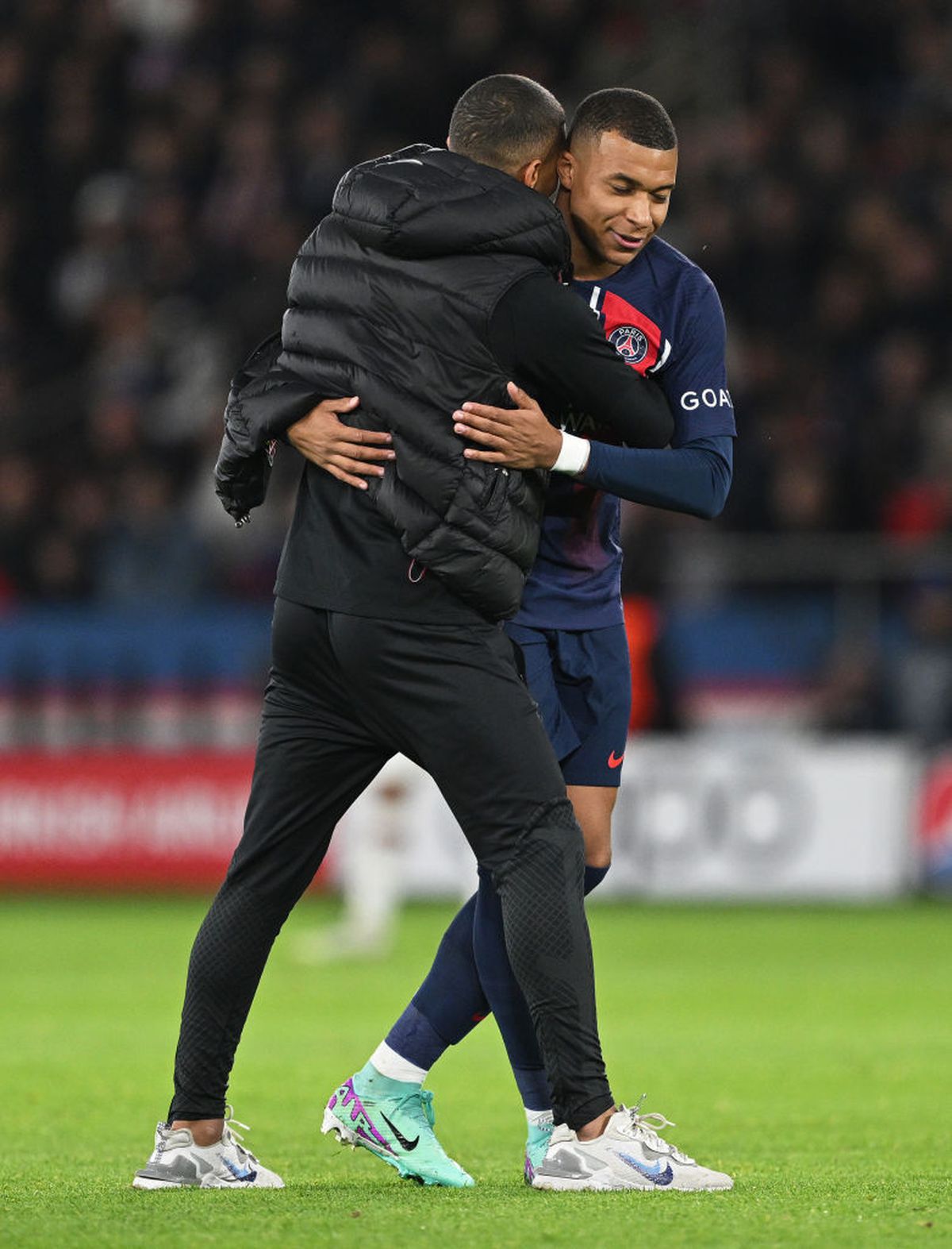 Kylian Mbappe, îmbrățișat de un fan în PSG - Milan