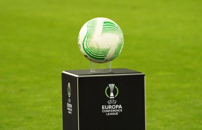 Moment emoționant înaintea unui meci din Conference: adversarele, omagiu pentru un abonat al ambelor cluburi. „Vrem să fie momentul lui de reculegere”