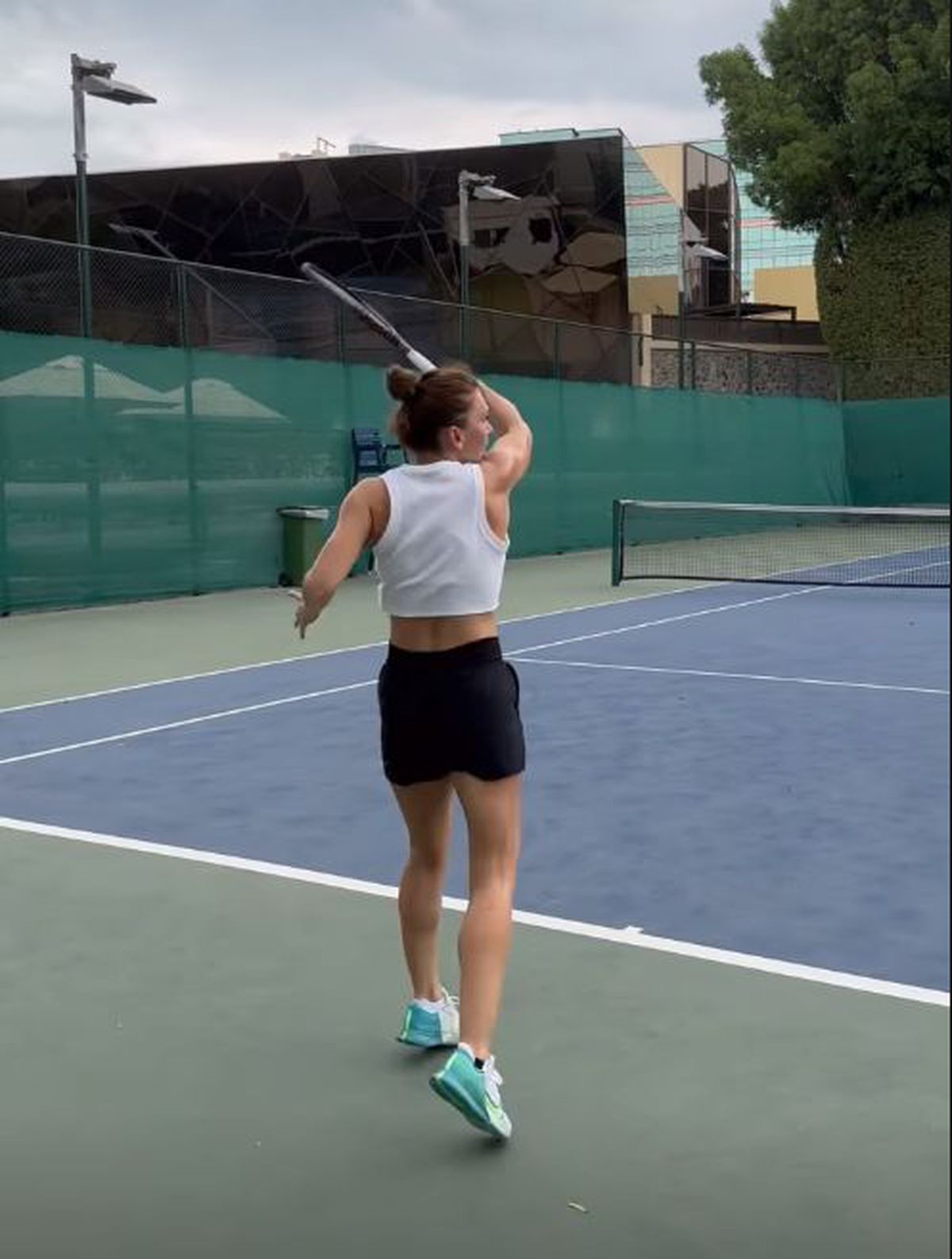 Se mișcă bine în continuare » Simona Halep, apariție spectaculoasă pe terenul de tenis