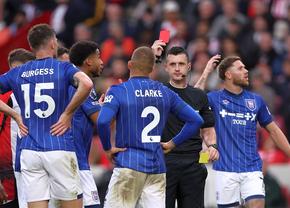 Nici dacă voia nu se putea mai rău! Autogol, penalty comis și eliminare în primul lui start în Premier League