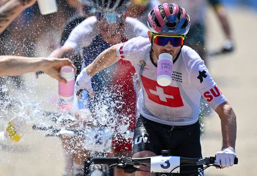 Mathias Fluckiger în timpul probei de cross-country la JO de la Paris Foto: Imago