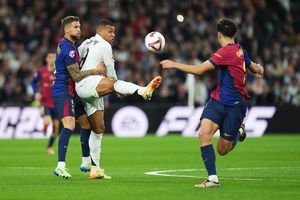 Real Madrid - Barcelona, primul „El Clasico” din acest sezon » Kylian Mbappe a marcat pe Bernabeu, dar golul a fost anulat de VAR pentru ofsaid