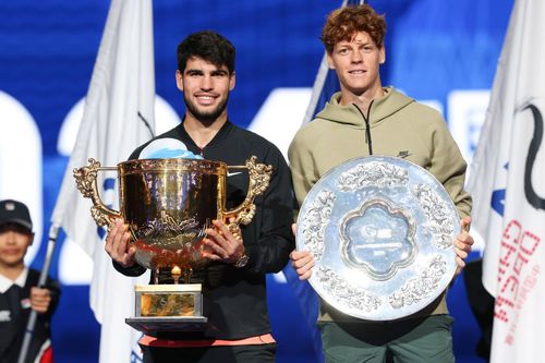 Carlos Alcaraz și Jannik Sinner după finala de la Beijing Foto: Imago