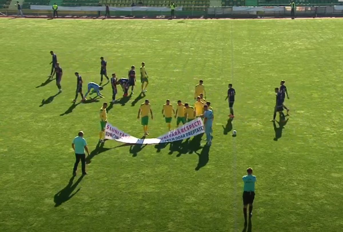 Protest în fotbalul românesc » N-au mai rezistat și au întârziat startul meciului de azi: „5 luni fără salarii = 5 luni fără respect”