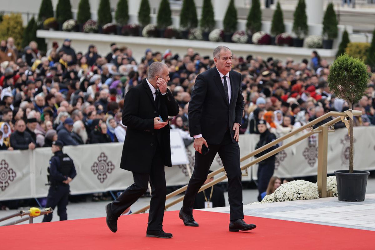 Cum și-a făcut apariția Gigi Becali la slujba de sfințire a picturii Catedralei Mântuirii Neamului