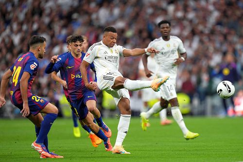 Kylian Mbappe a marcat un gol superb pentru Real Madrid în derby-ul cu Barcelona, în minutul 12. Reușita lui din afara careului a fost anulată după intervenția VAR/ foto Getty Images