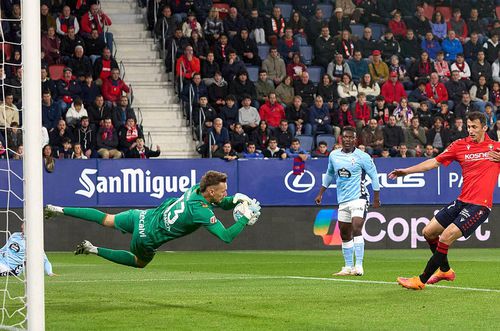 Ionuț Radu, în plonjon în Osasuna - Celta Vigo // foto: Imago Images