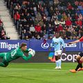 Ionuț Radu, în plonjon în Osasuna - Celta Vigo // foto: Imago Images