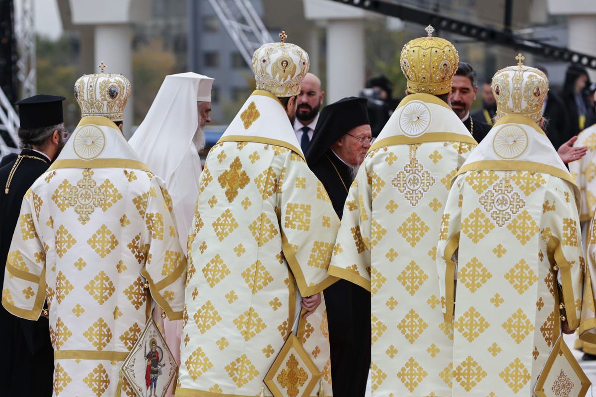 Cum și-a făcut apariția Gigi Becali la slujba de sfințire a picturii Catedralei Mântuirii Neamului