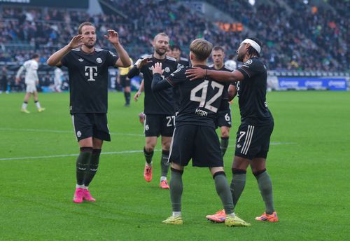 Coechipierii de la Bayern îl felicită pe Lennart Karl pentru golul înscris Borussiei Monchengladbach/ Foto: Imago