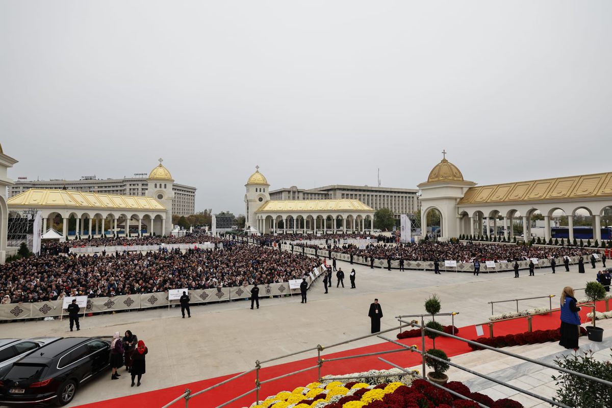 Cum și-a făcut apariția Gigi Becali la slujba de sfințire a picturii Catedralei Mântuirii Neamului