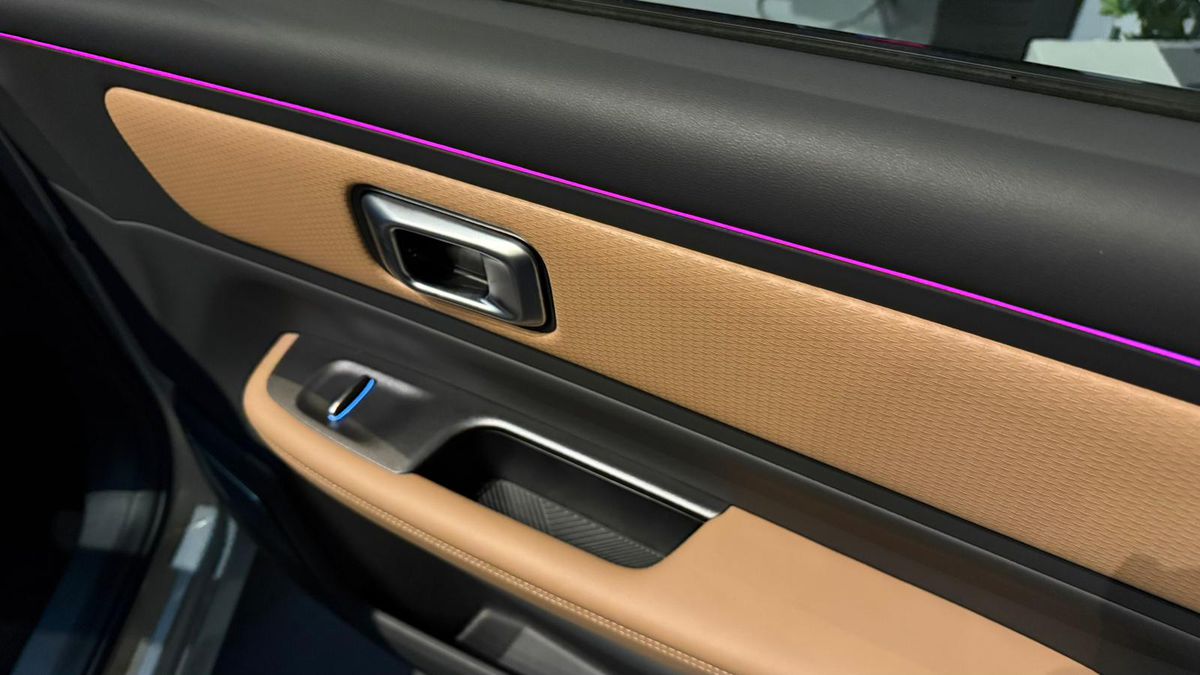 SUV-urile preferate de români și-au găsit rivalul » A apărut mașina cu proiector video în portbagaj: costă cât un Volkswagen Tiguan!