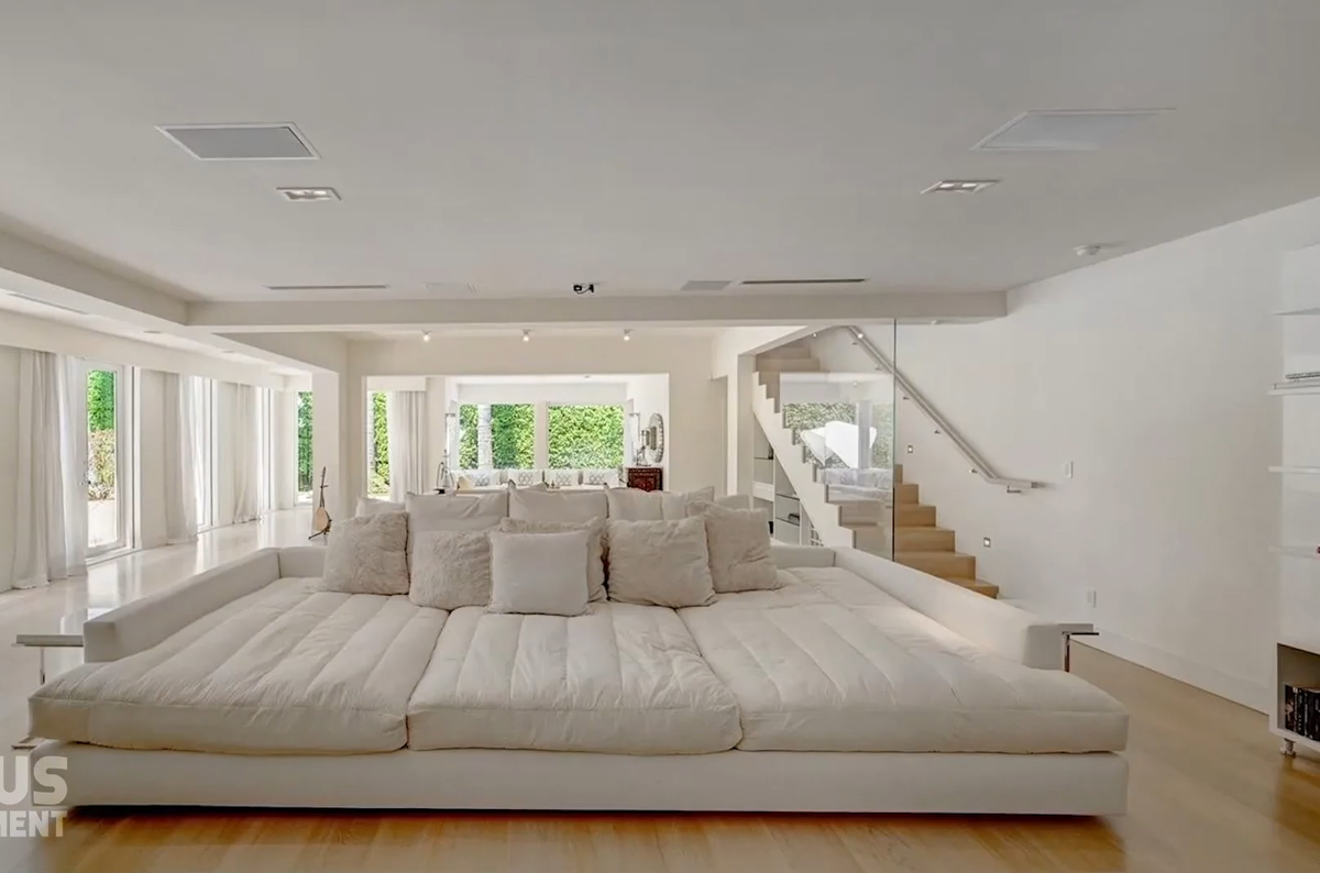 Yamal va cumpăra fosta vilă a lui Pique și Shakira. Foto:  YouTube @Famous Entertainment