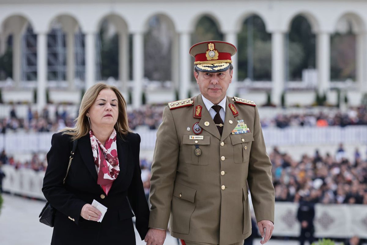 Cum și-a făcut apariția Gigi Becali la slujba de sfințire a picturii Catedralei Mântuirii Neamului