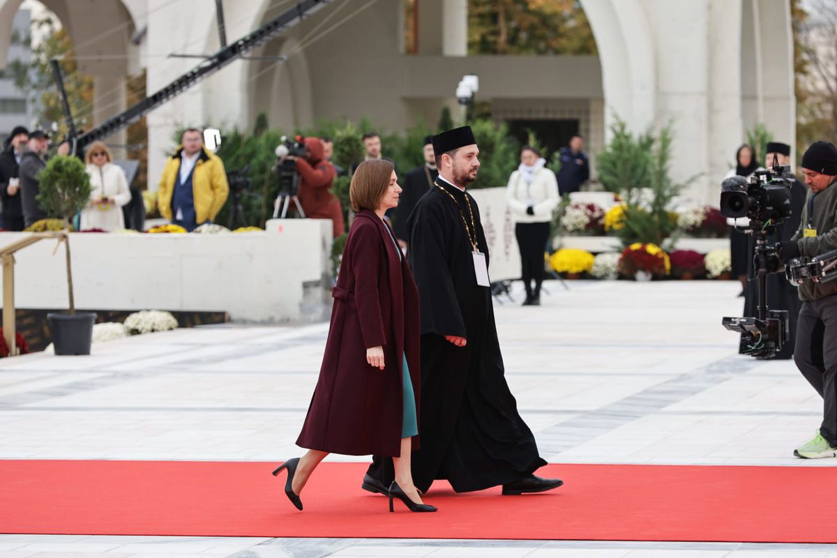 Cum și-a făcut apariția Gigi Becali la slujba de sfințire a picturii Catedralei Mântuirii Neamului