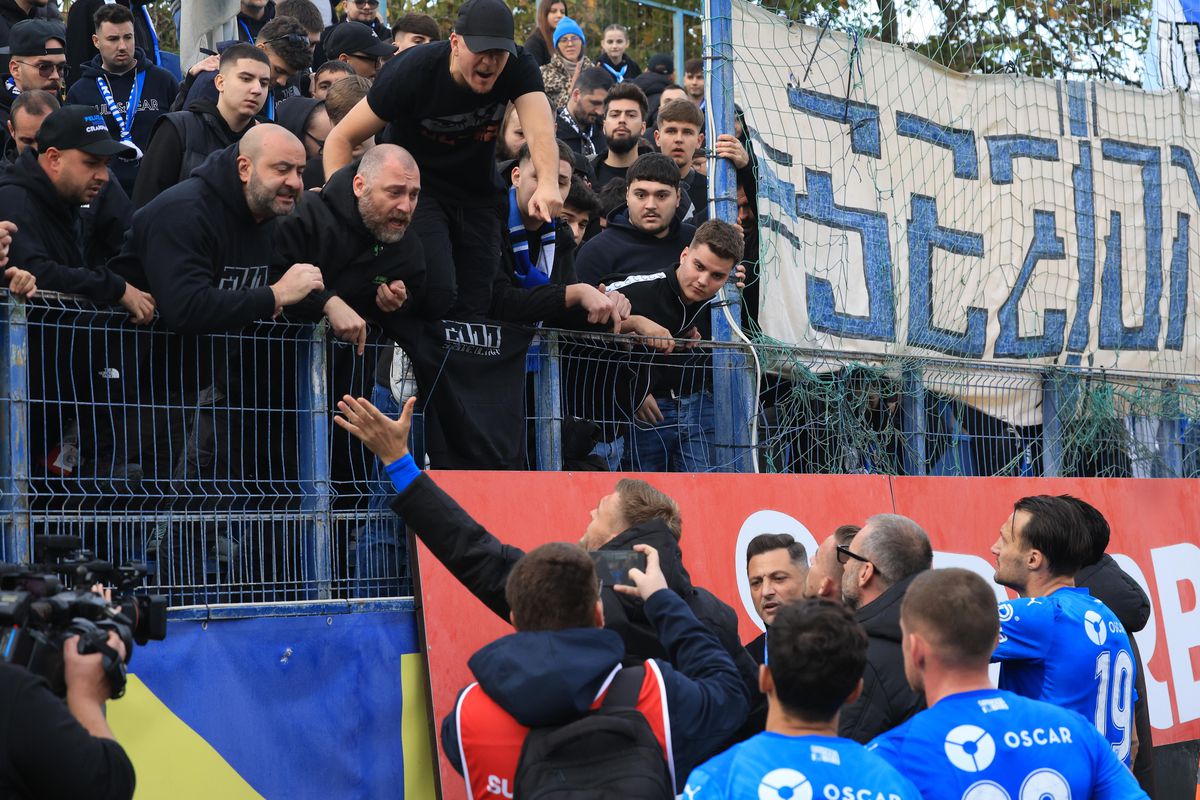Jucătorii Craiovei, scandal cu fanii după remiza cu Metaloglobus