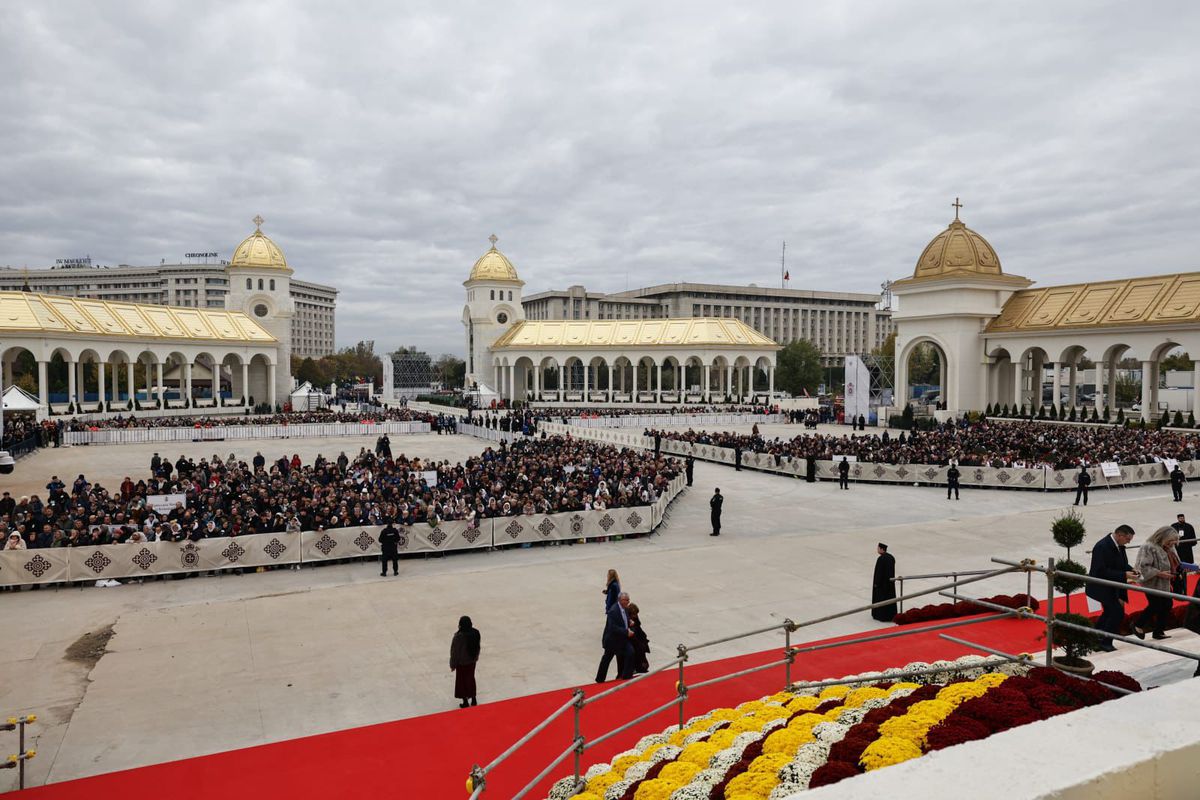 Cum și-a făcut apariția Gigi Becali la slujba de sfințire a picturii Catedralei Mântuirii Neamului