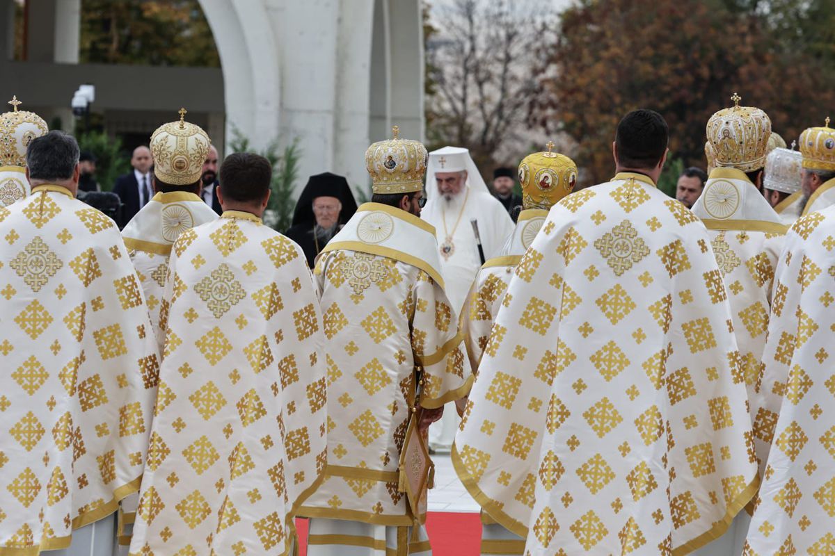 Cum și-a făcut apariția Gigi Becali la slujba de sfințire a picturii Catedralei Mântuirii Neamului