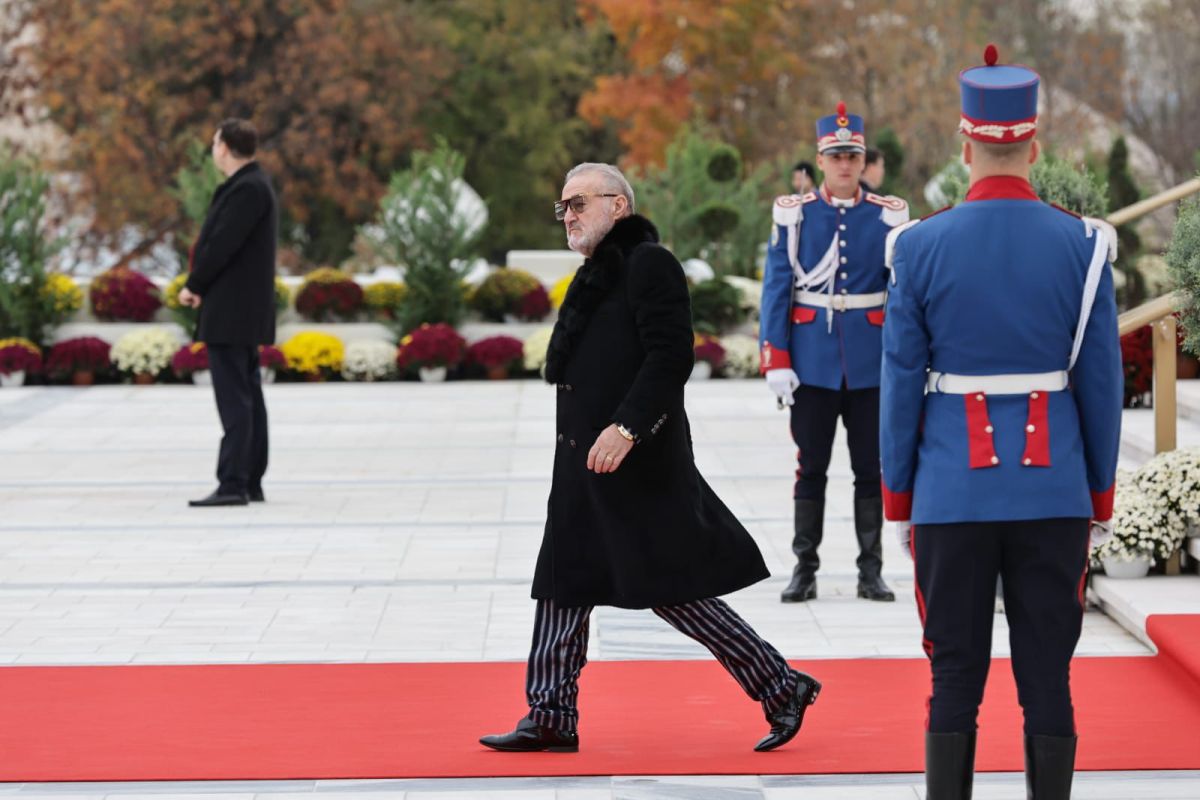 Cum și-a făcut apariția Gigi Becali la slujba de sfințire a picturii Catedralei Mântuirii Neamului